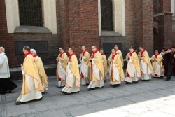 Neoprezbiterzy po przyjętych święceniach udają się do Kurii Diecezjalnej po dekrety Biskupa