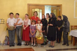 Dzieci z PSP w Łanach z ich 'Czerwonym Kapturkiem po ślonsku'