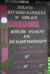 Przy drewnianym kościółku w Gidlach