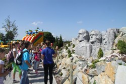 Góra Rushmore (Południowa Dakata, USA) Pomnik składa się z czterech głów prezydentów USA. Rzeźbę widać z odległości 100 km.