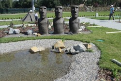 Wyspa Wielkanocna (Chile) jest znana głównie z setek kamiennych posągów zwanych moai, których przeznaczenie nie jest znane do dziś. Każda z olbrzymich figur wyciosana jest z jednego kamienia.
