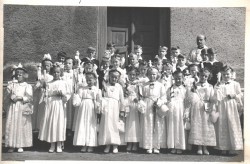 Pierwsza Komunia św. dnia 10.06.1962r. 
Zdjęcie z kroniki parafialnej