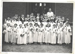 Pierwsza Komunia św. dnia 02.06.1963r. 
Zdjęcie z kroniki parafialnej