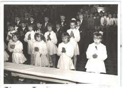 Pierwsza Komunia św. dnia 29.05.1977r. Zdjęcie udostępnione przez rodzinę Ignacy ze Sławikowa.
