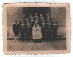 Pierwsza Komunia św. dnia 15.08.1949r. - chłopcy. Zdjęcie udostępnione przez rodzinę Klosek z Miejsca Odrz.