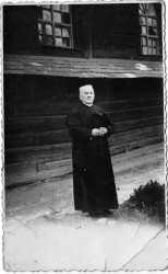 Ksiądz Kwastek przed kościołem w Miejscu Odrz. Zdjęcie udostępnione przez rodzinę Blana ze Sławikowa