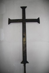 Stary krzyż z sygnaturki kościoła posiadający ślady po strzałach z amunicji