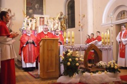 Eucharystia sprawowana pod przewodnictwem Dekanalnego Duszpasterza Młodzieży - Proboszcza ze Sławikowa ks. Joachima Augustyniok