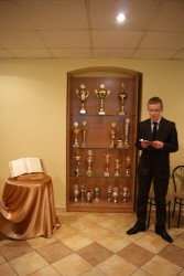 W trakcie zwiedzania Seminarium. Podziwiamy trofea sportowe zdobyte przez kleryków...
