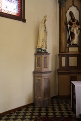 Matka Boska Fatimska. W tle nowo wymalowane wnętrze kościoła
