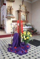 Dekoracja kościoła: paschał, figura Zmartwychwstałego Chrystusa w otoczeniu kwiatów i świec