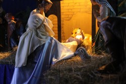 Maryja kładzie Jezusa w żłóbeczku