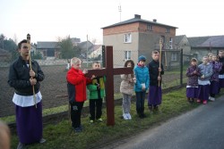 Droga Krzyżowa ulicami Sławikowa 2015r. - zdjecie 48