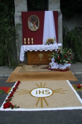 Ołtarz przygotowany przez parafian ze Sławikowa