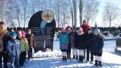 Wycieczka uczniów z ZSP w Brzeźnicy pod pomnik potopionych dzieci - zdjecie 2