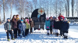 Wycieczka uczniów z ZSP w Brzeźnicy pod pomnik potopionych dzieci - zdjecie 3