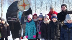 Wycieczka uczniów z ZSP w Brzeźnicy pod pomnik potopionych dzieci - zdjecie 4