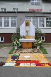 Pierwszy ołtarz przygotowany przez parafian ze Sławikowa