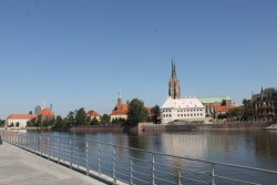 Widok na rzekę Odra i wrocławską katedrę
