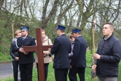 Krzyż przejmują przedstawiciele Ochotniczej Straży Pożarnej z Miejsca Odrzańskiego