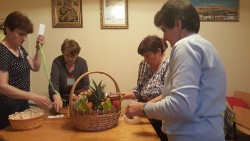 Wielkanocne paczki dla chorych przygotowane przez Parafialny Zespół CARITAS 2017r. - zdjecie 19