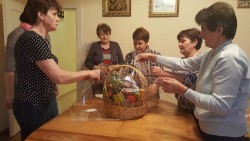 Wielkanocne paczki dla chorych przygotowane przez Parafialny Zespół CARITAS 2017r. - zdjecie 20
