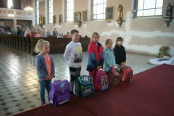 Błogosławieństwo tornistrów i przyborów szkolnych dzieciom rozpoczynającym naukę w szkole w Sławikowie
