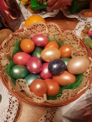 Wielkanocne paczki dla chorych przygotowane przez Parafialny Zespół CARITAS 2018r. - pakowanie - zdjecie 11