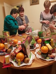 Wielkanocne paczki dla chorych przygotowane przez Parafialny Zespół CARITAS 2018r. - pakowanie - zdjecie 15