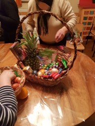 Wielkanocne paczki dla chorych przygotowane przez Parafialny Zespół CARITAS 2018r. - pakowanie - zdjecie 19