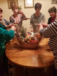 Wielkanocne paczki dla chorych przygotowane przez Parafialny Zespół CARITAS 2018r. - pakowanie - zdjecie 23