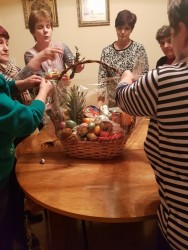 Wielkanocne paczki dla chorych przygotowane przez Parafialny Zespół CARITAS 2018r. - pakowanie - zdjecie 24