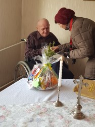 Wielkanocne paczki dla chorych przygotowane przez Parafialny Zespół CARITAS 2018r. - u chorych - zdjecie 37