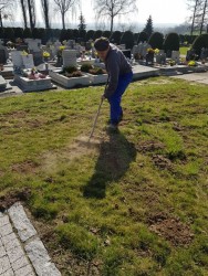 Sprzątanie cmentarza w Sławikowie 2018r. - zdjecie 1