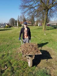Sprzątanie cmentarza w Sławikowie 2018r. - zdjecie 5