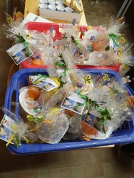 Wielkanocne paczki dla chorych przygotowane przez Parafialny Zespół CARITAS 2019r. - pakowanie - zdjecie 1