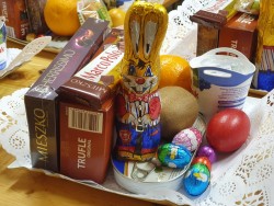 Wielkanocne paczki dla chorych przygotowane przez Parafialny Zespół CARITAS 2019r. - pakowanie - zdjecie 11