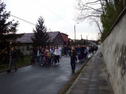 Droga Krzyżowa ulicami Sławikowa 2019r. - zdjecie 104