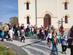 Wycieczka uczniów z SP w Grzegorzowicach pod pomnik potopionych dzieci 2019r. - zdjecie 8