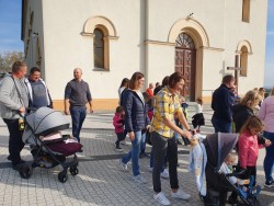 Wycieczka uczniów z SP w Grzegorzowicach pod pomnik potopionych dzieci 2019r. - zdjecie 11