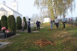 Sprzątanie cmentarza jesień 2019r. - zdjecie 14